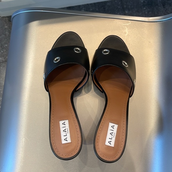 NIB ALAIA GROMMET LEATHER MULES 3” HEEL. 40/9 - Picture 5 of 9